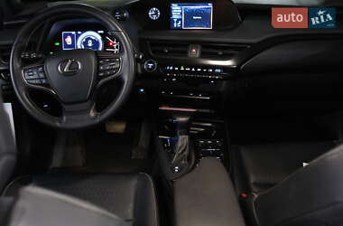 Внедорожник / Кроссовер Lexus UX 2021 в 