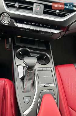 Внедорожник / Кроссовер Lexus UX 2021 в 