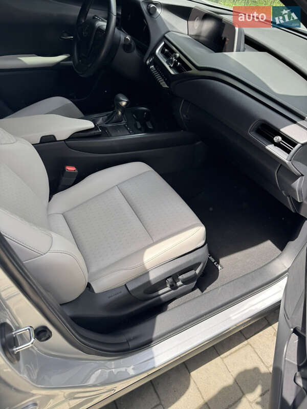 Внедорожник / Кроссовер Lexus UX 2020 в Львове