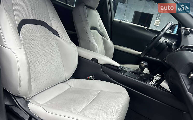 Позашляховик / Кросовер Lexus UX 2019 в Чернівцях
