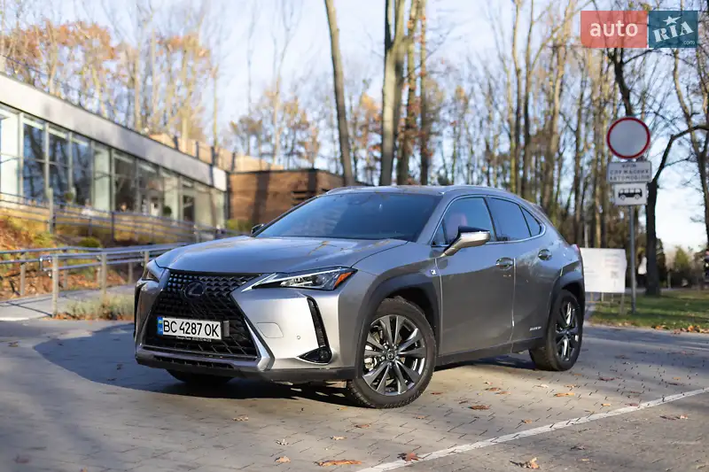 Lexus UX 2021