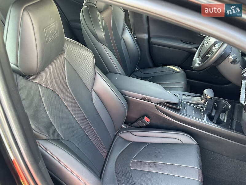 Позашляховик / Кросовер Lexus UX 2020 в Нововолинську