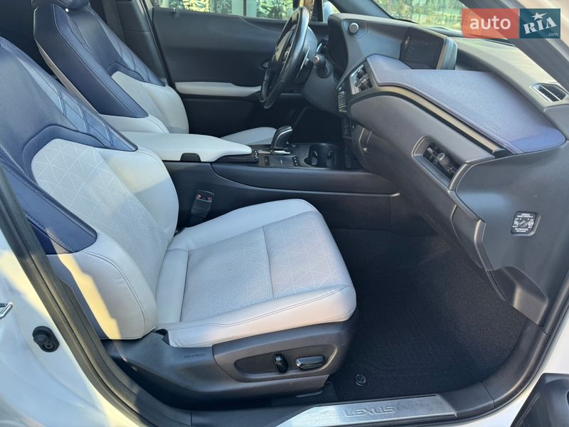 Внедорожник / Кроссовер Lexus UX 2022 в Хмельницком