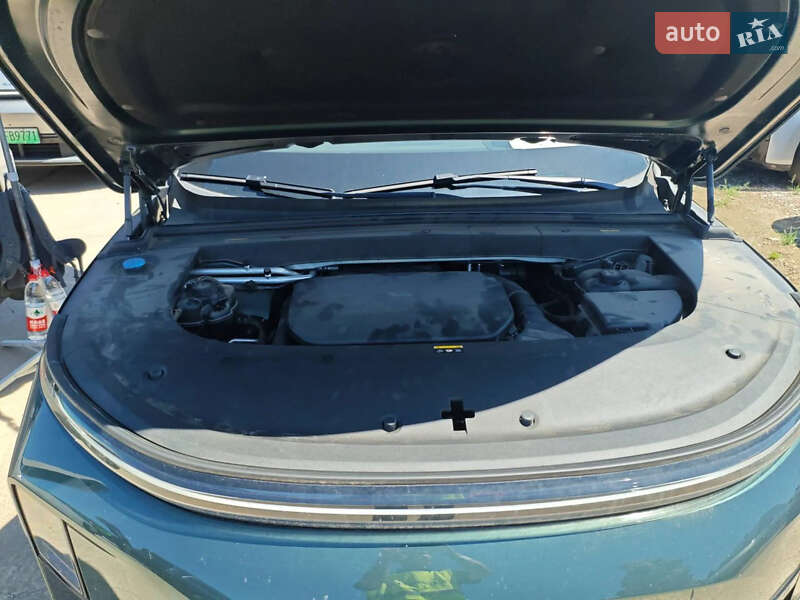 Внедорожник / Кроссовер Li Auto L6 2024 в Киеве