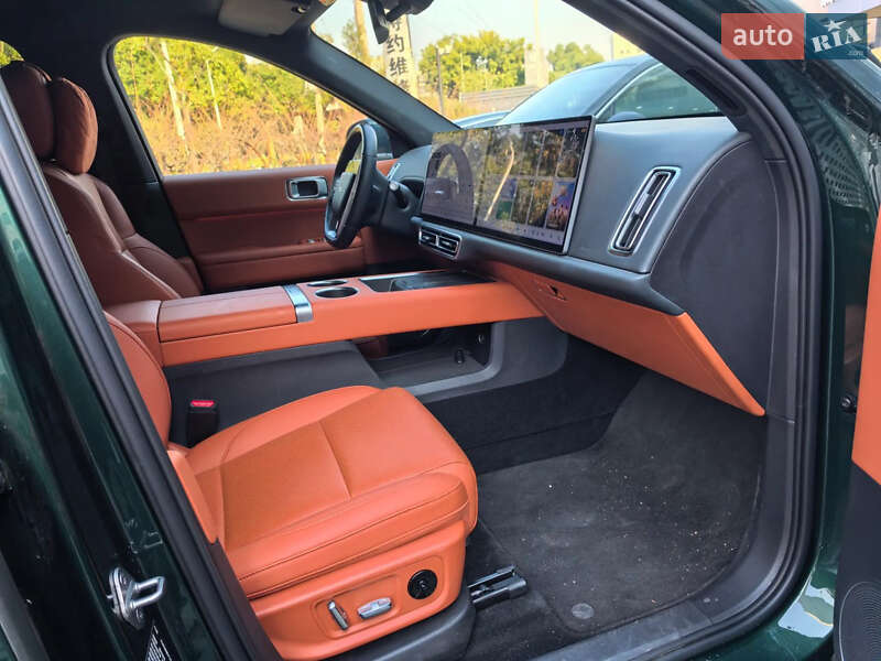Внедорожник / Кроссовер Li Auto L6 2024 в Киеве