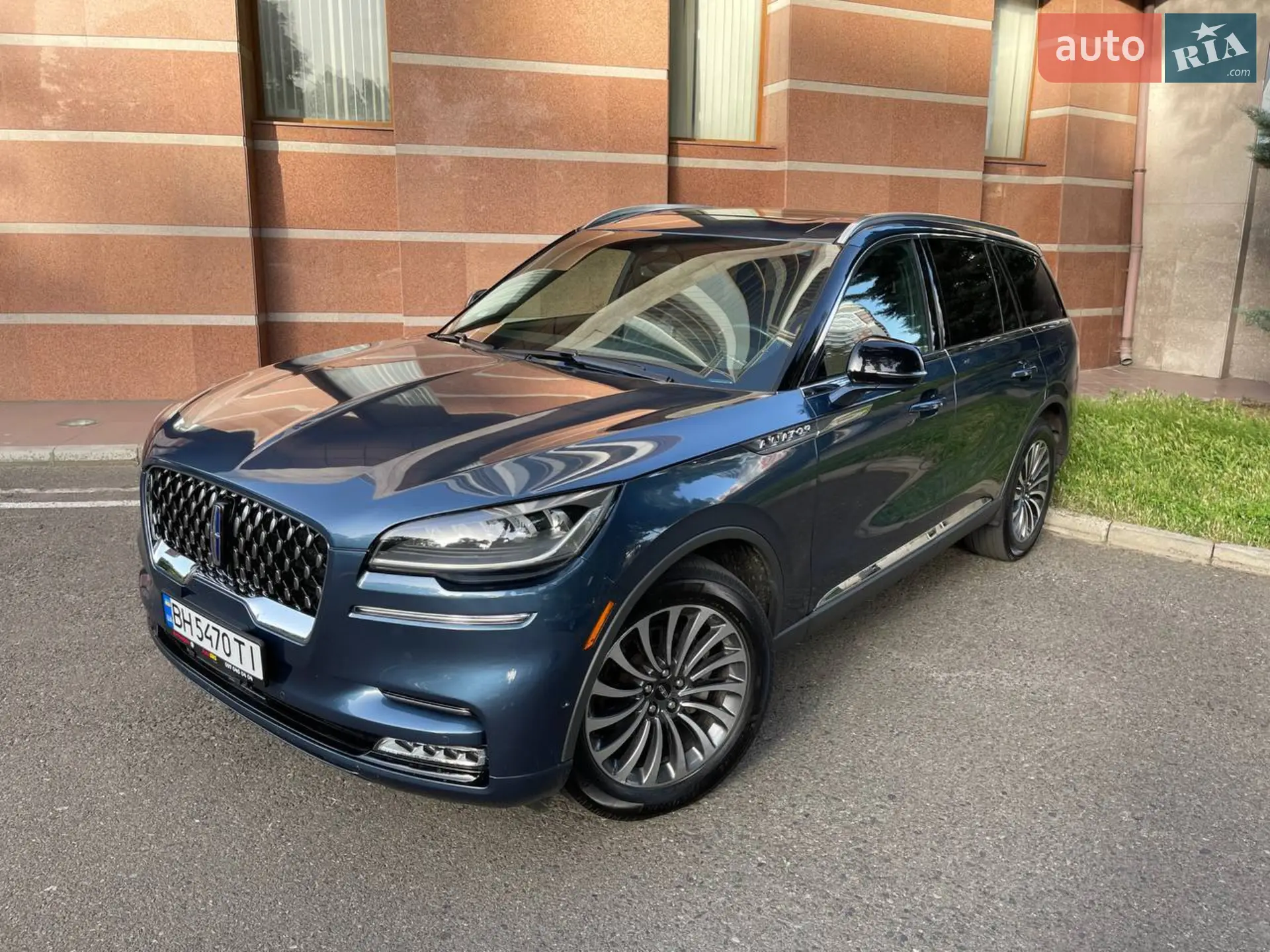 2019 Lincoln Aviator - мініатюра 2