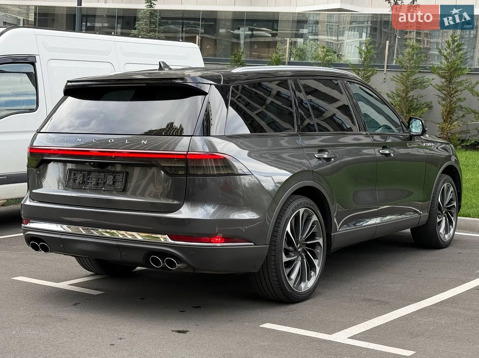 2019 Lincoln Aviator - мініатюра 2
