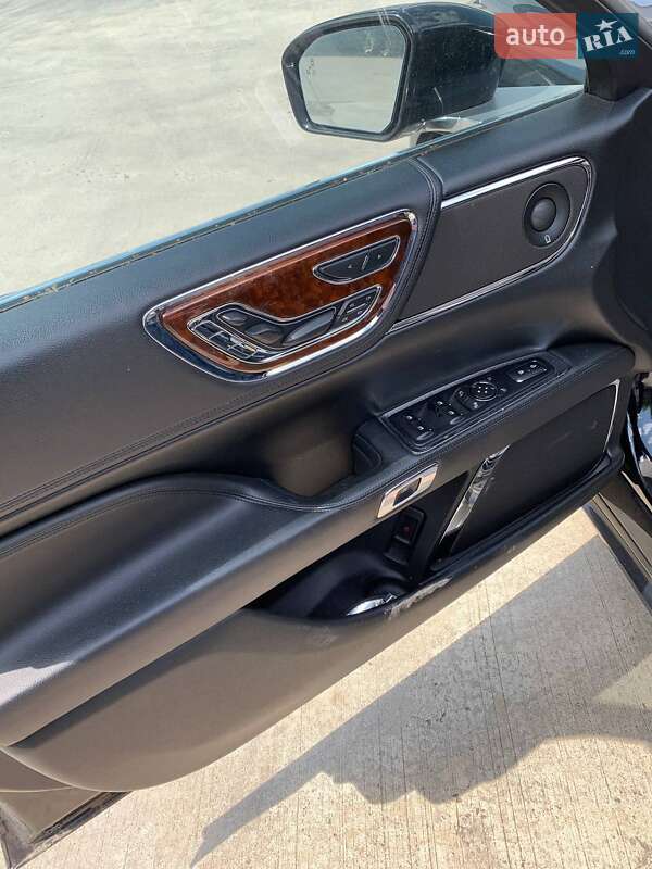 Седан Lincoln Continental 2018 в Львові