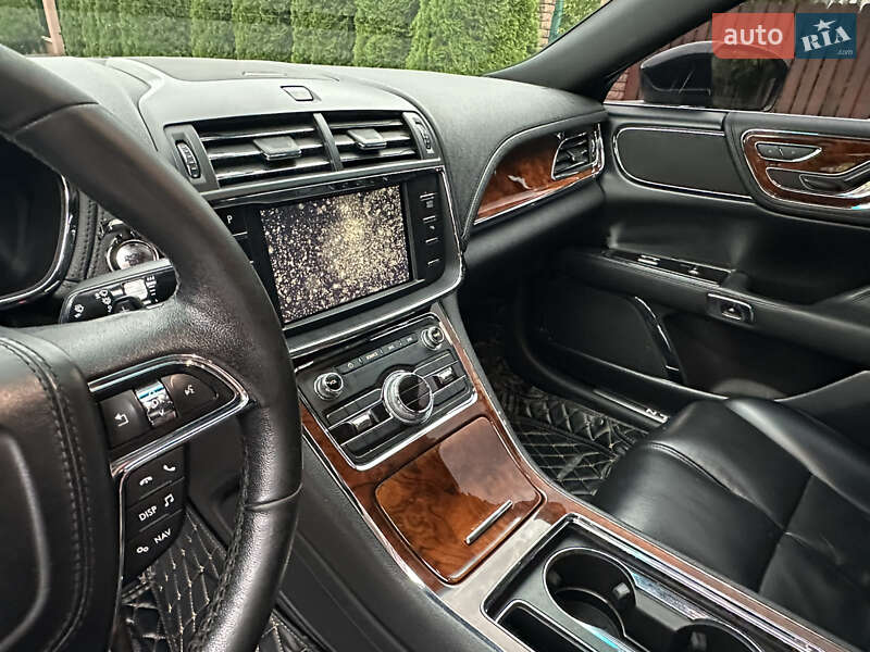 Седан Lincoln Continental 2016 в Чернівцях