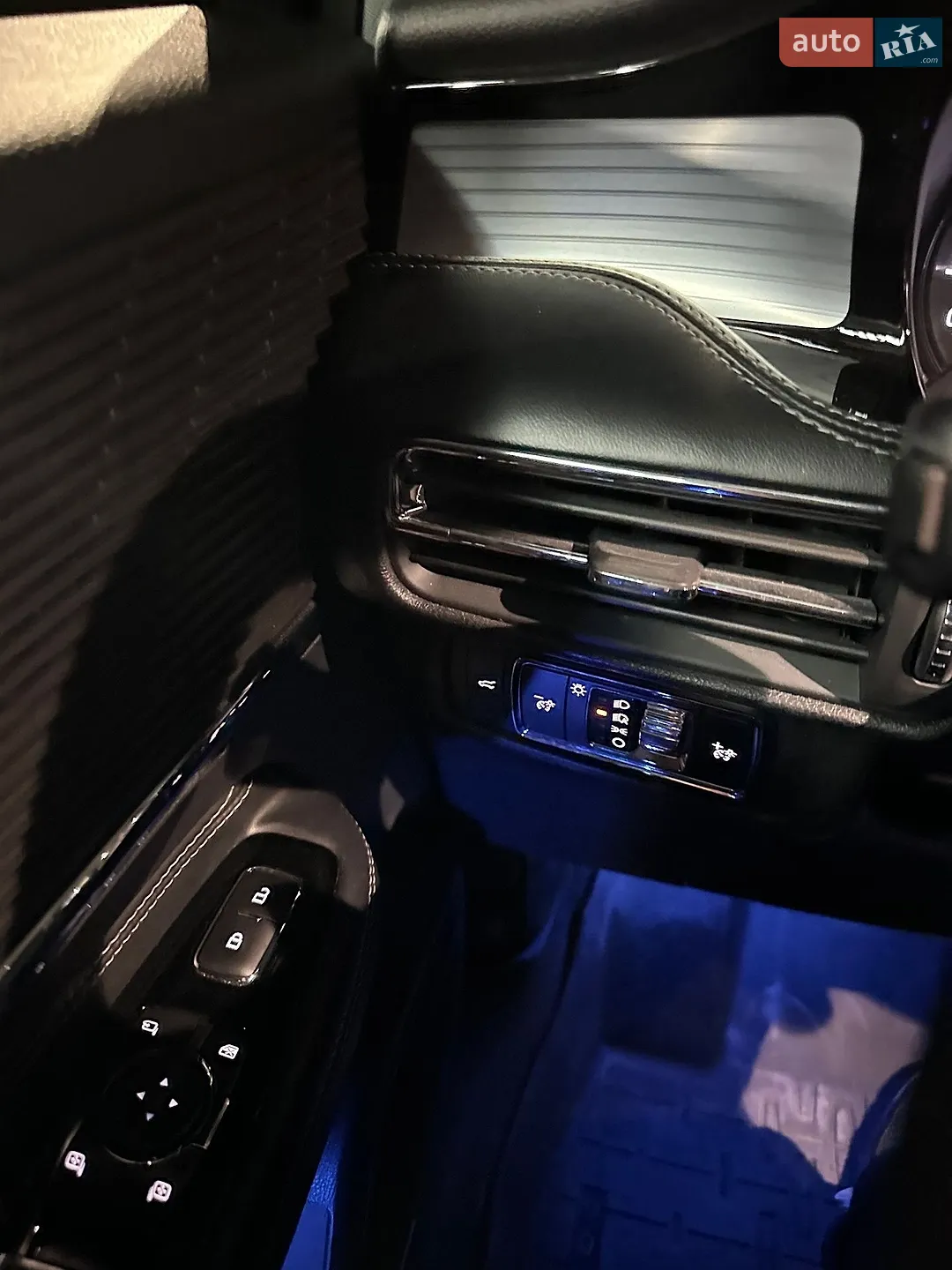 2020 Lincoln Corsair - мініатюра 31