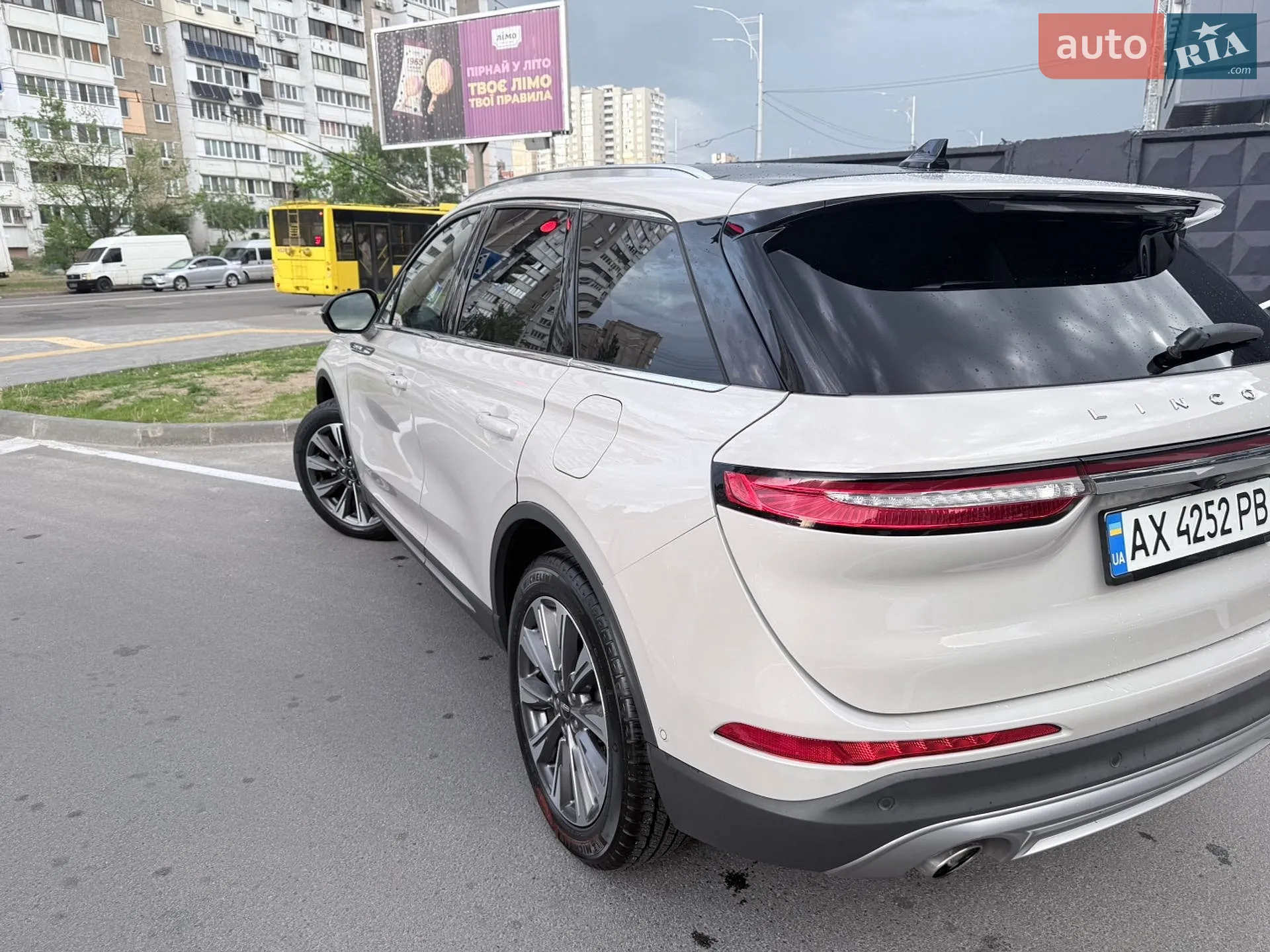 2022 Lincoln Corsair - мініатюра 6