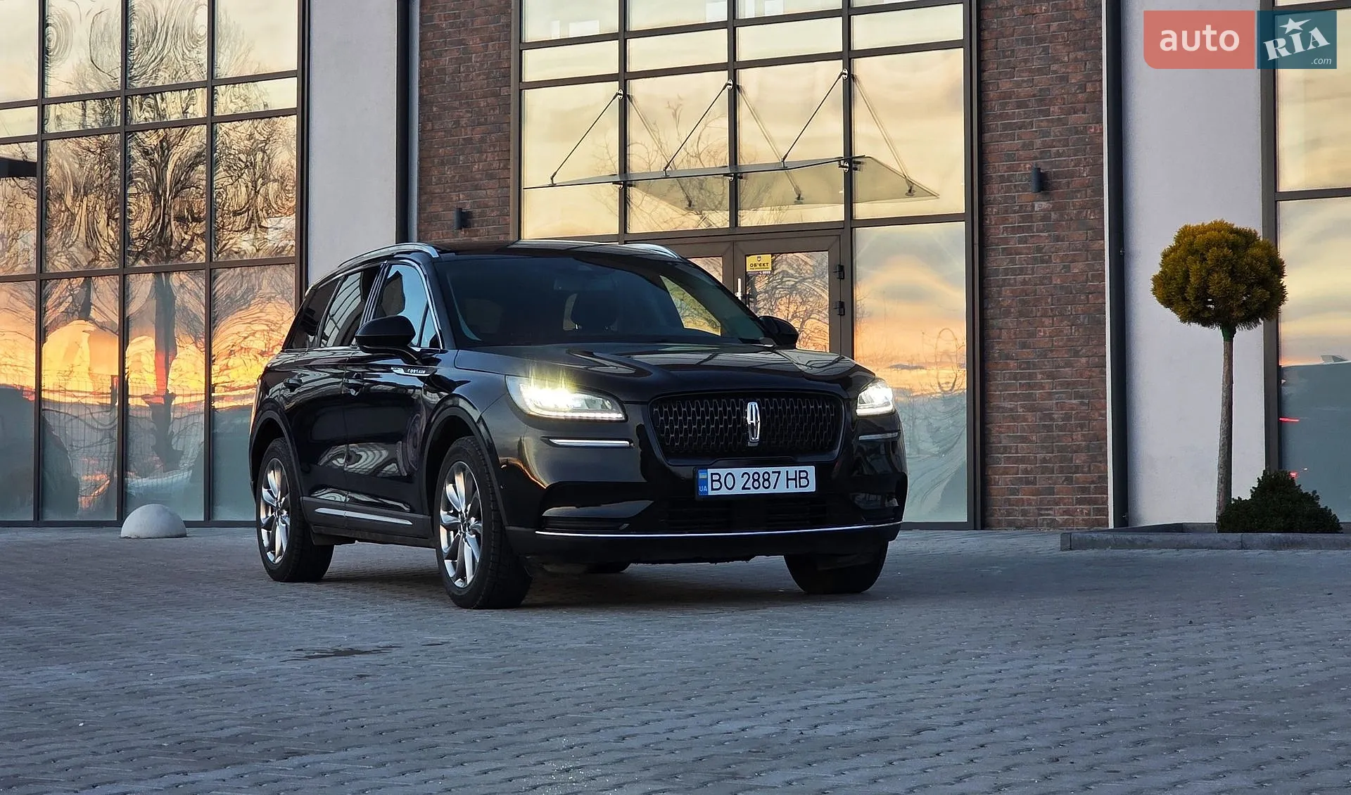 2022 Lincoln Corsair - мініатюра 2