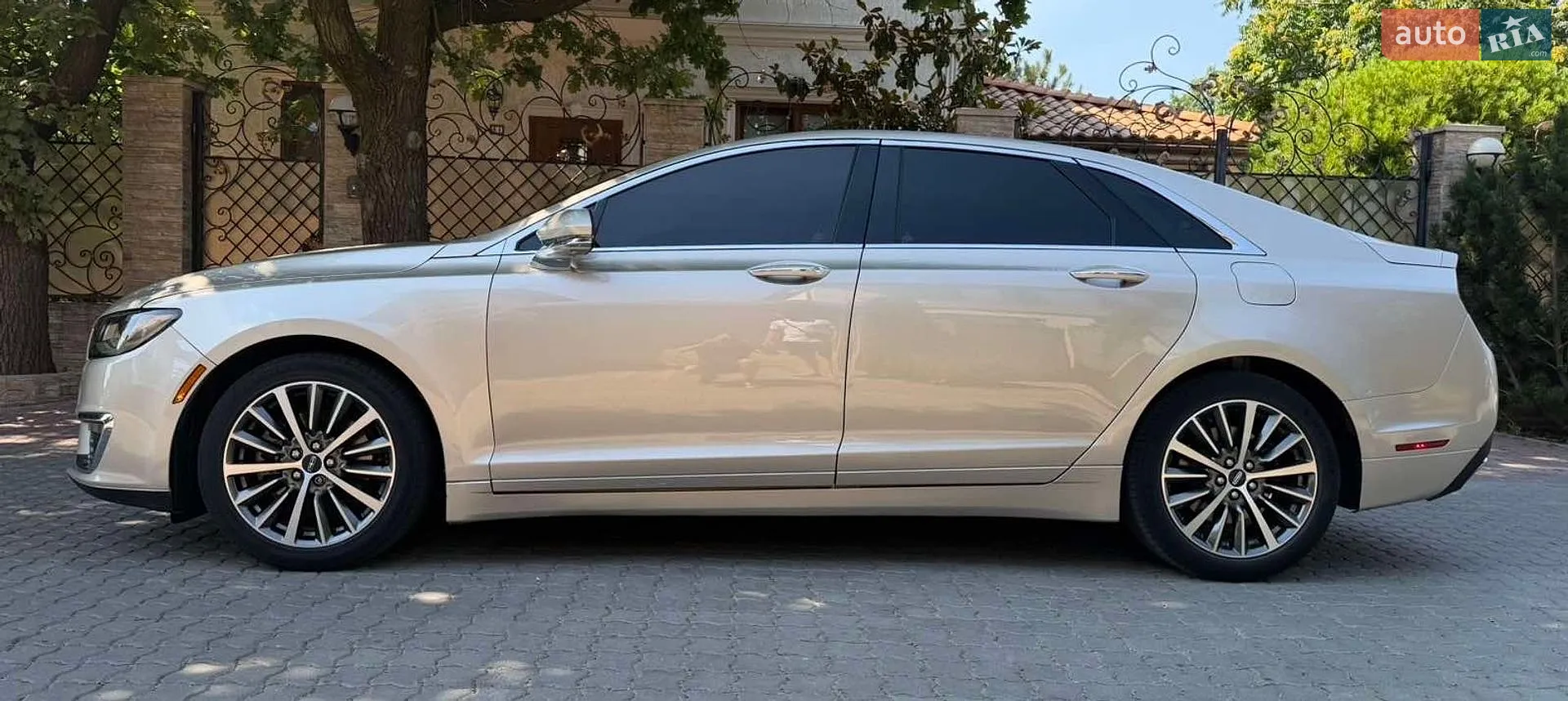 2017 Lincoln MKZ - мініатюра 2