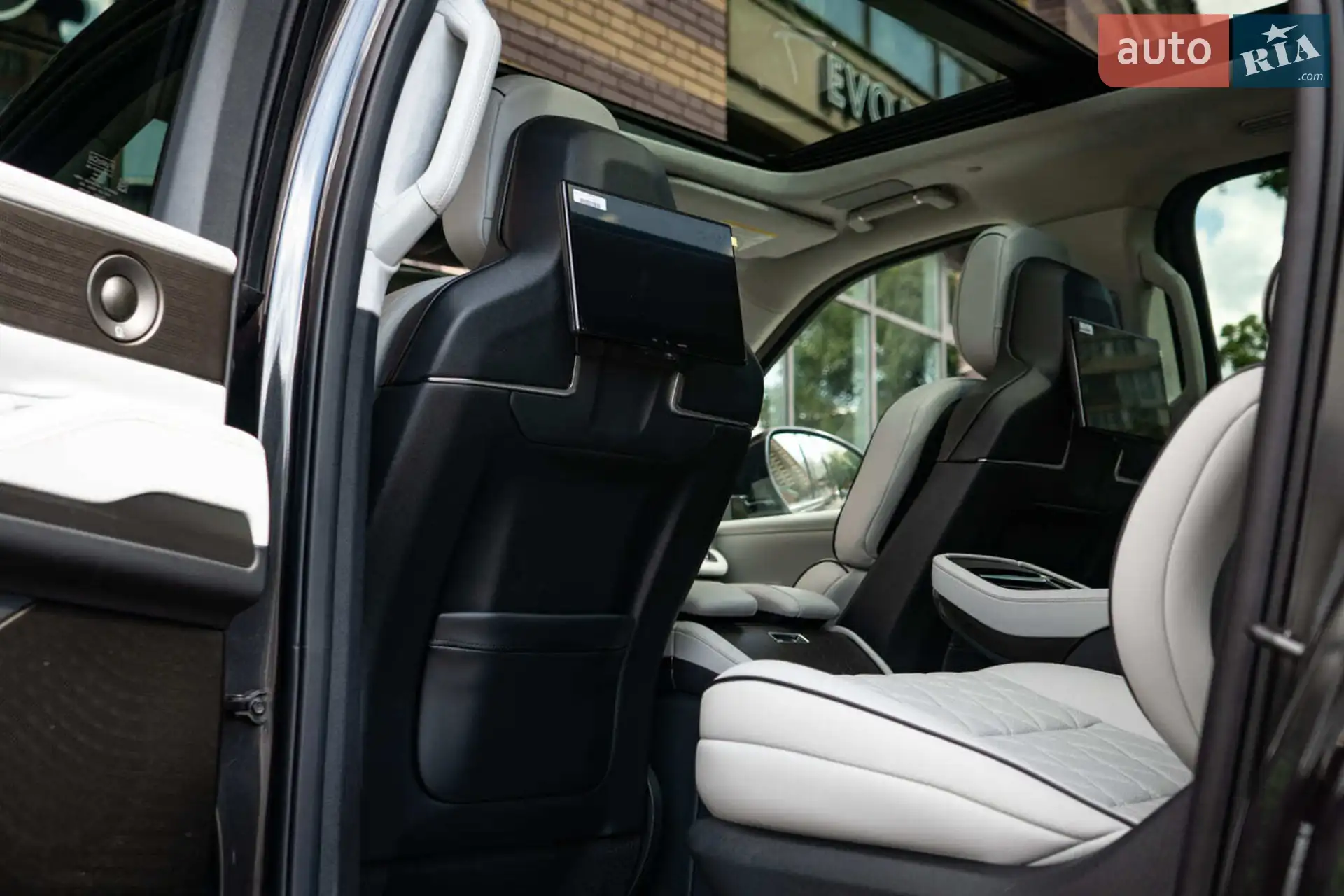 2025 Lincoln Navigator - мініатюра 44