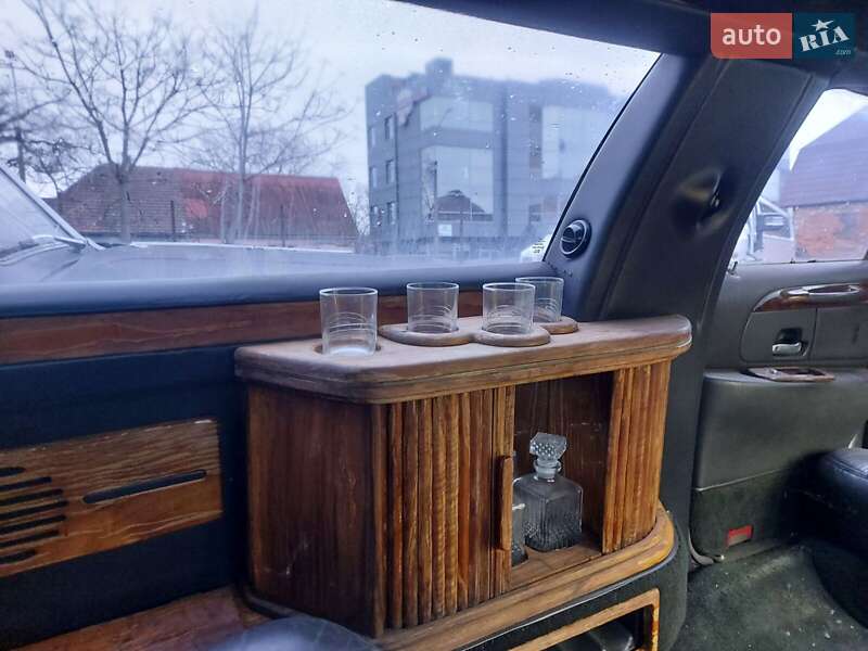 Лимузин Lincoln Town Car 2000 в Ужгороде