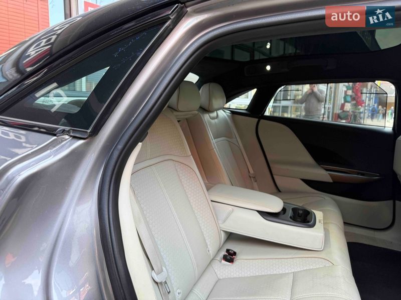 Седан Lucid Air 2022 в Львові