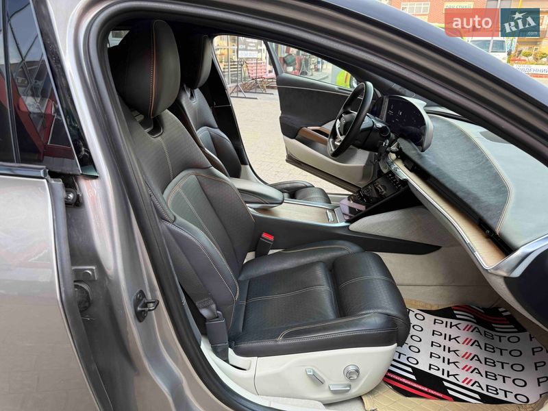 Седан Lucid Air 2022 в Львові