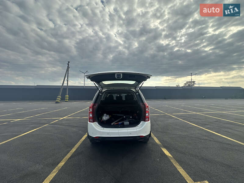 Внедорожник / Кроссовер Mahindra XUV 500 2016 в Киеве