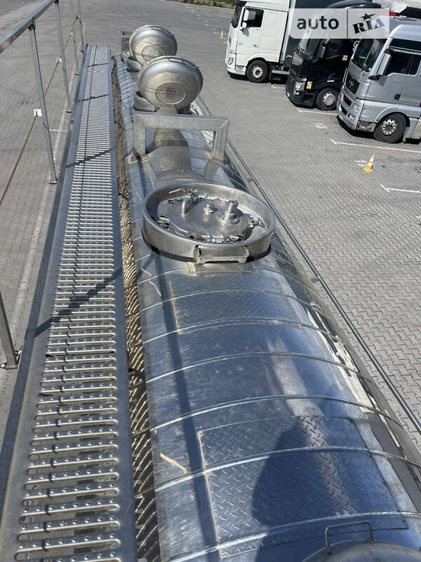 Цистерна напівпричіп Maisonneuv S338FG 2005 в Рівному