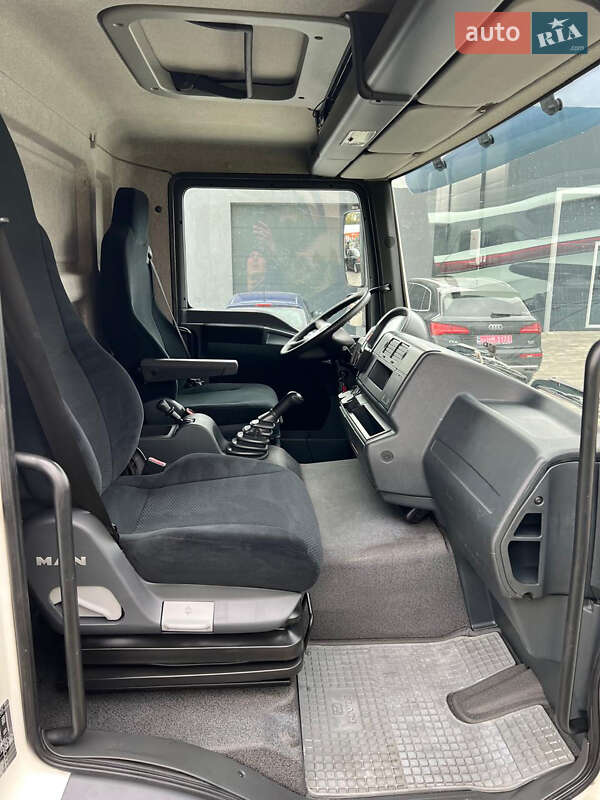 Вантажний фургон MAN 12.220 2011 в Луцьку