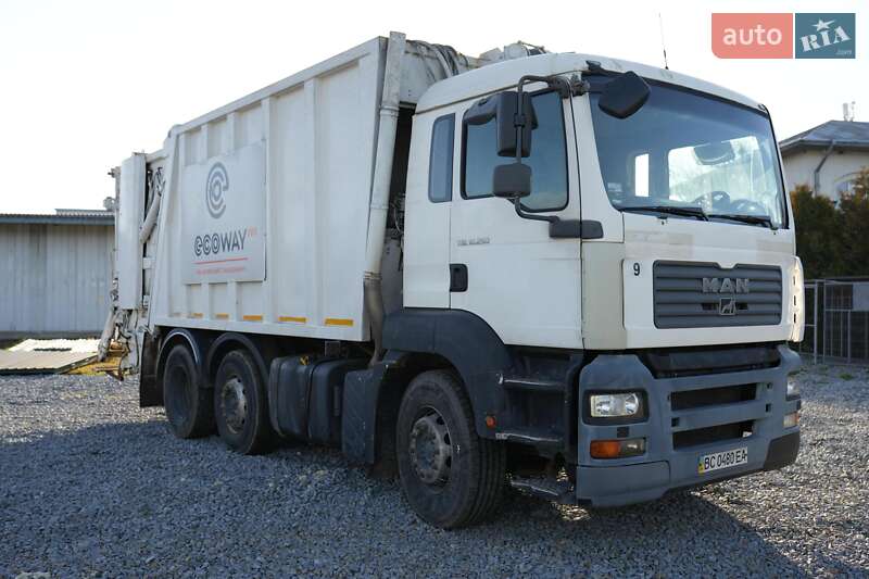Мусоровоз MAN TGA 2008 в Львове