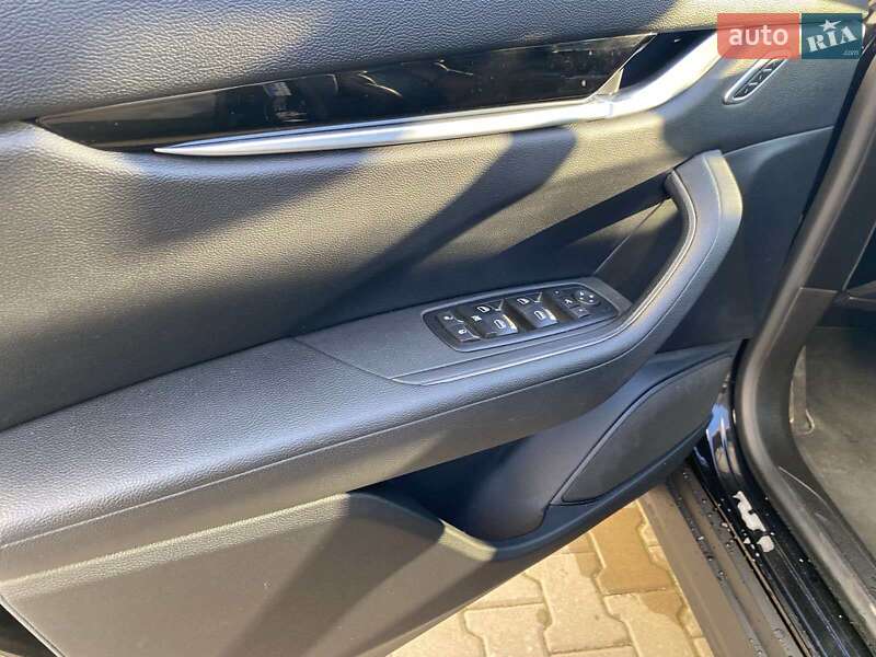 Внедорожник / Кроссовер Maserati Levante 2017 в Киеве