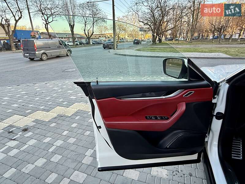 Внедорожник / Кроссовер Maserati Levante 2016 в Одессе