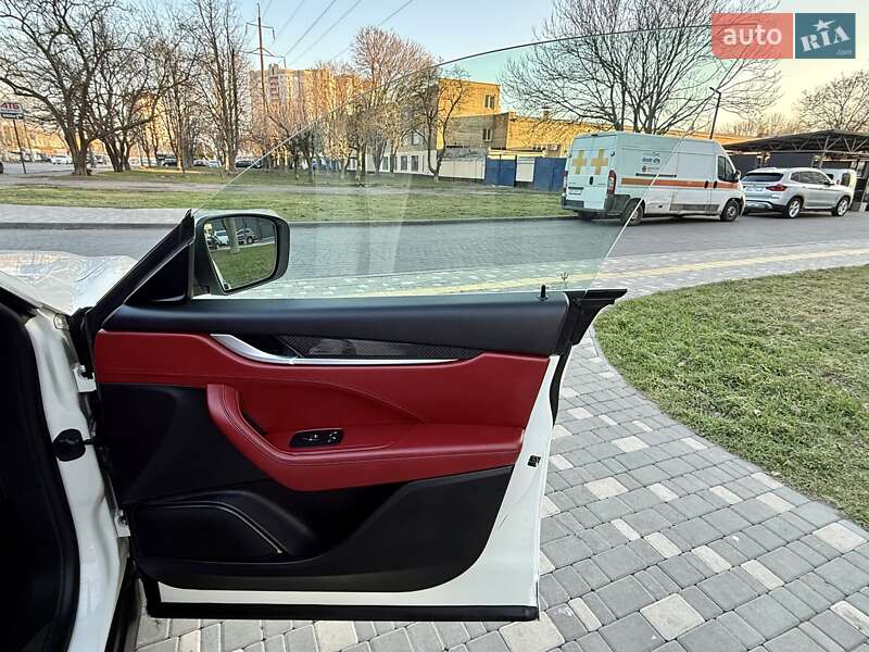 Внедорожник / Кроссовер Maserati Levante 2016 в Одессе