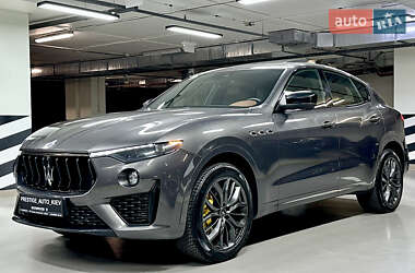 Позашляховик / Кросовер Maserati Levante 2022 в 