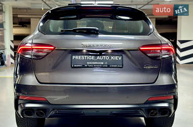 Позашляховик / Кросовер Maserati Levante 2022 в 