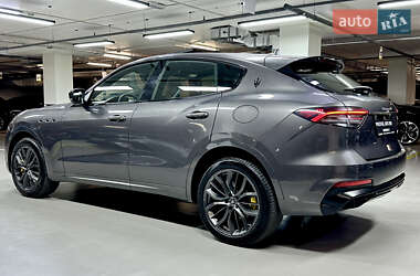 Позашляховик / Кросовер Maserati Levante 2022 в 