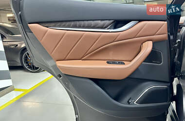 Позашляховик / Кросовер Maserati Levante 2022 в 