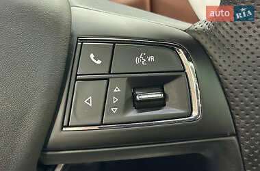 Позашляховик / Кросовер Maserati Levante 2022 в 