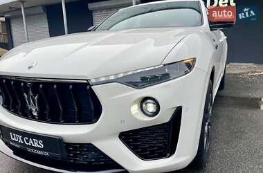 Позашляховик / Кросовер Maserati Levante 2022 в 