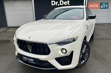 Позашляховик / Кросовер Maserati Levante 2022 в 