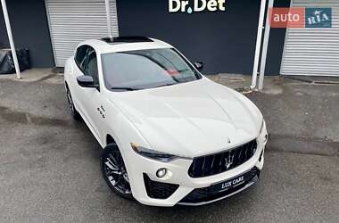 Позашляховик / Кросовер Maserati Levante 2022 в 