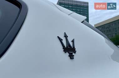 Позашляховик / Кросовер Maserati Levante 2022 в 