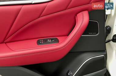 Позашляховик / Кросовер Maserati Levante 2022 в 