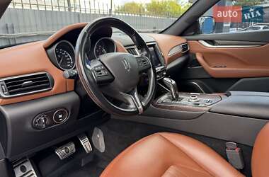 Позашляховик / Кросовер Maserati Levante 2018 в 