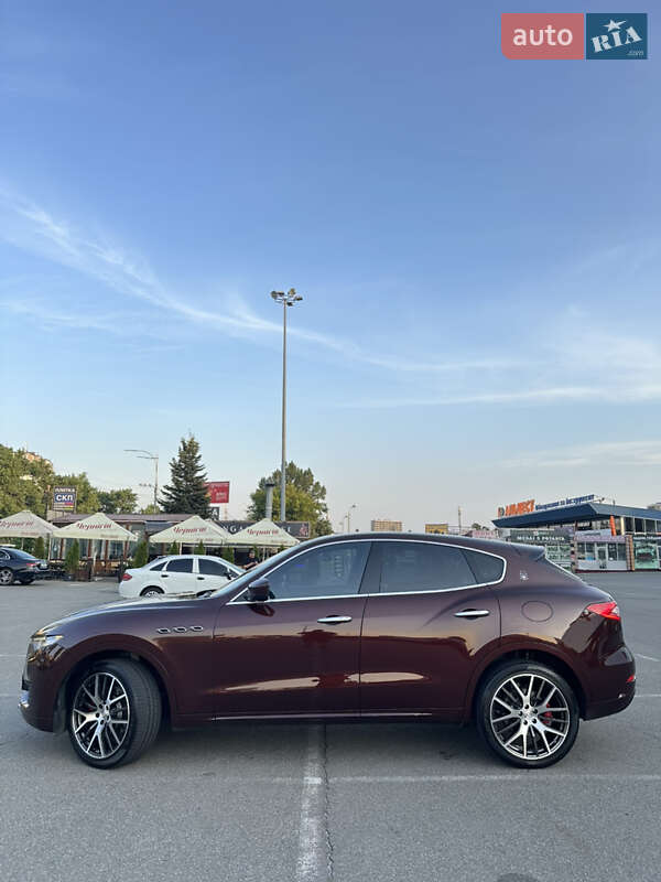 Внедорожник / Кроссовер Maserati Levante 2017 в Киеве