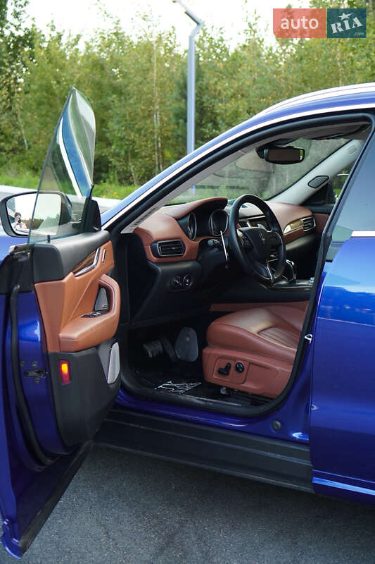 Внедорожник / Кроссовер Maserati Levante 2016 в Киеве