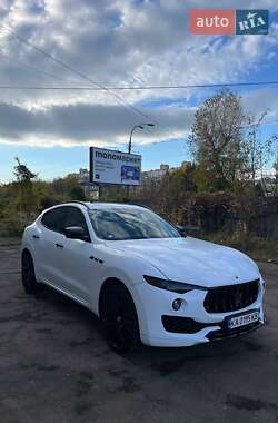 Внедорожник / Кроссовер Maserati Levante 2016 в Киеве
