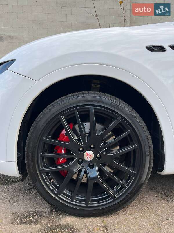 Позашляховик / Кросовер Maserati Levante 2016 в Києві