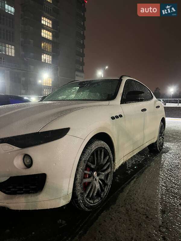 Внедорожник / Кроссовер Maserati Levante 2016 в Киеве