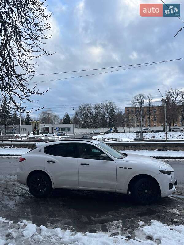 Внедорожник / Кроссовер Maserati Levante 2016 в Киеве