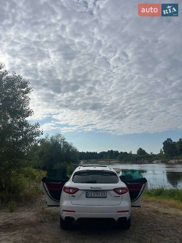 Внедорожник / Кроссовер Maserati Levante 2016 в Киеве