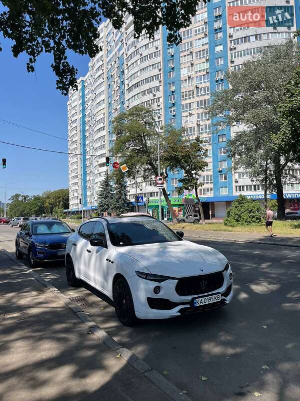 Внедорожник / Кроссовер Maserati Levante 2016 в Киеве