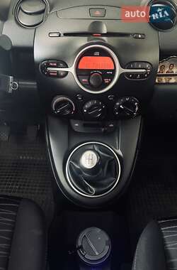 Хетчбек Mazda 2 2009 в Синельниковому