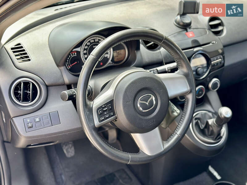 Хэтчбек Mazda 2 2011 в Днепре