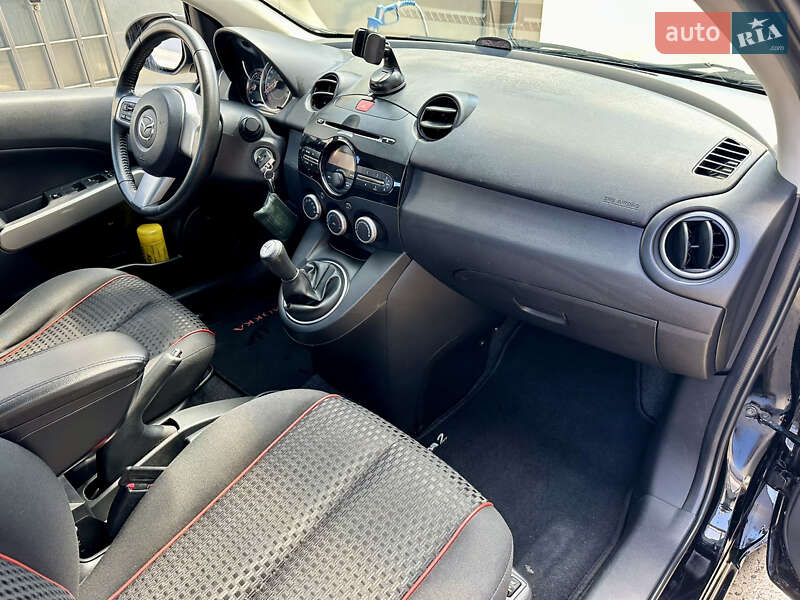 Хэтчбек Mazda 2 2011 в Днепре